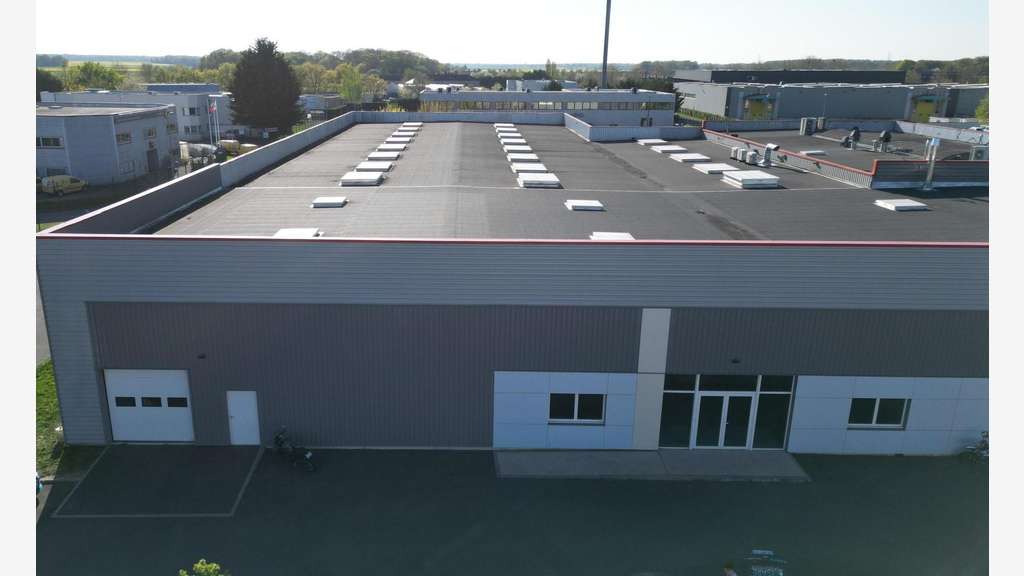 Local 700m² rénové à louer Rambouillet Gazeran