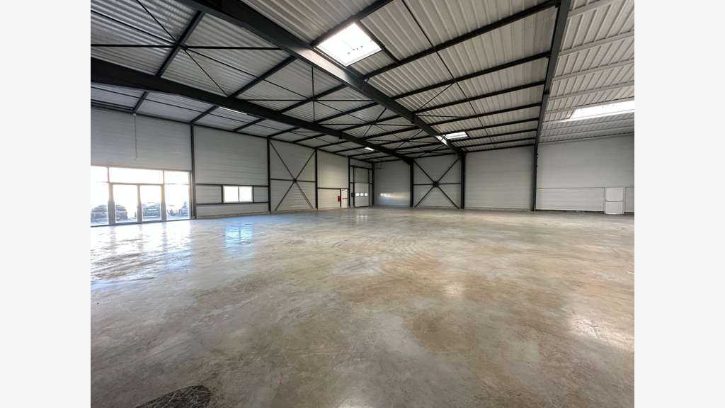 Local 700m² rénové à louer Rambouillet Gazeran