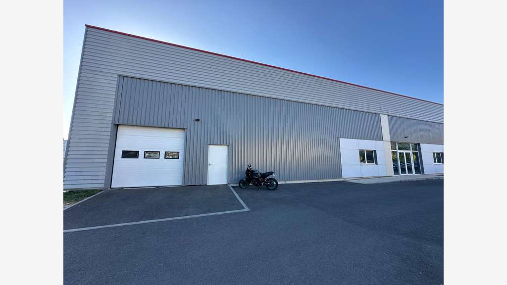 Local 700m² rénové à louer Rambouillet Gazeran