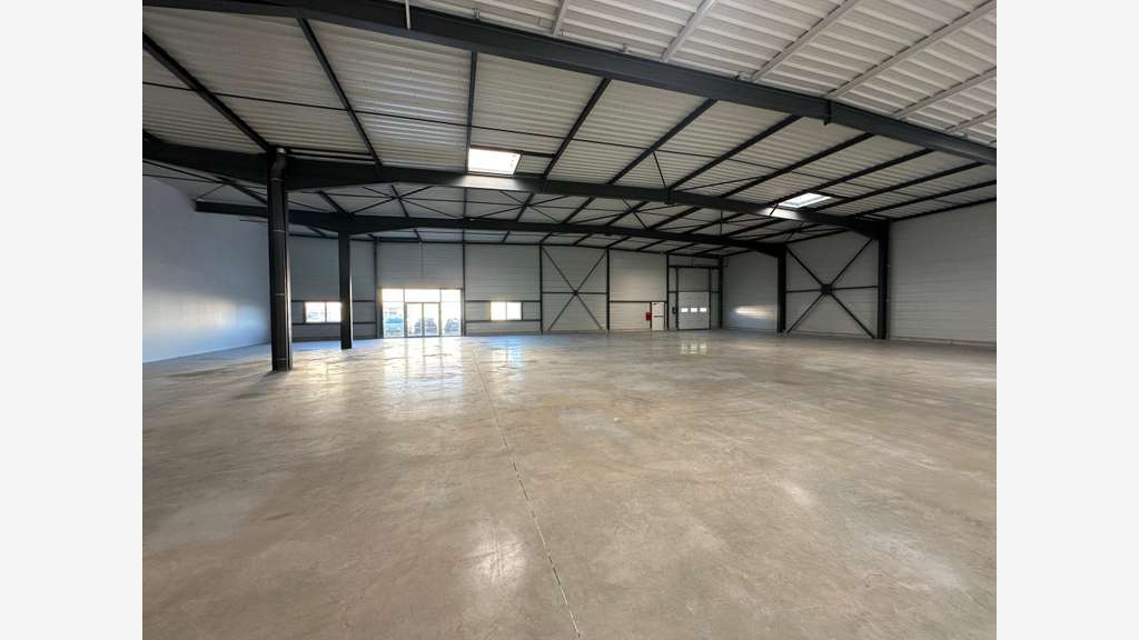 Local 700m² rénové à louer Rambouillet Gazeran