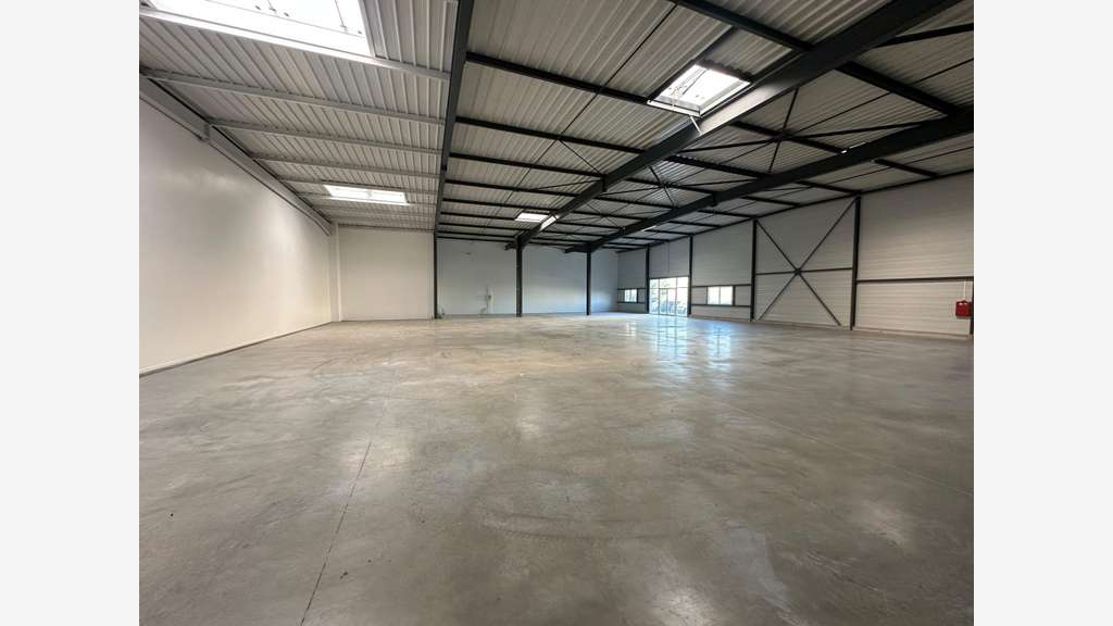 Local 700m² rénové à louer Rambouillet Gazeran