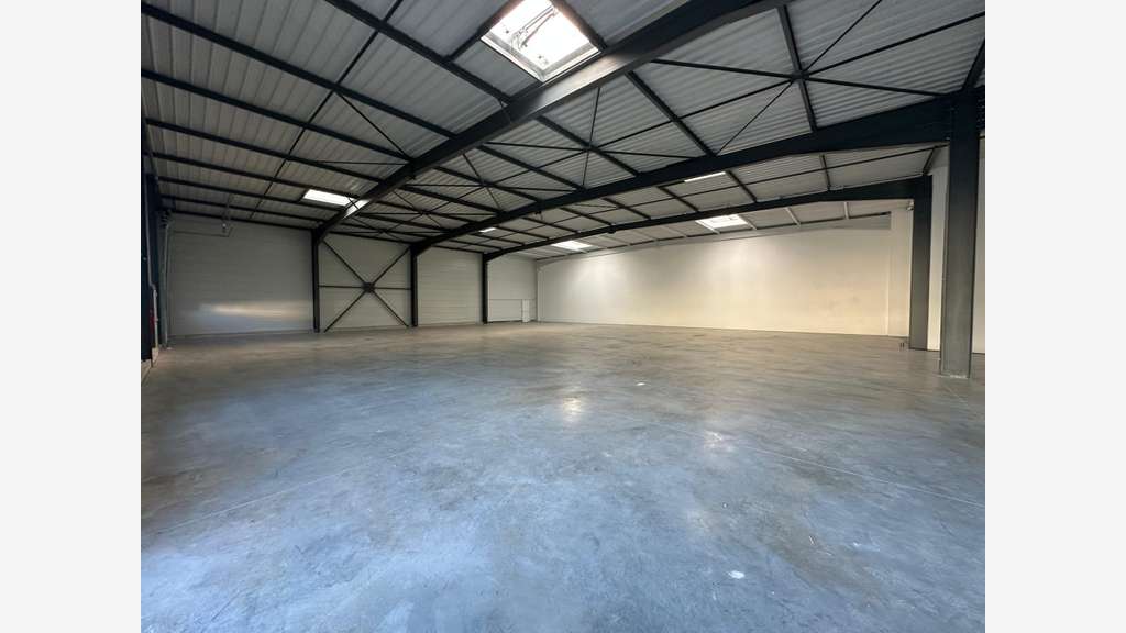 Local 700m² rénové à louer Rambouillet Gazeran
