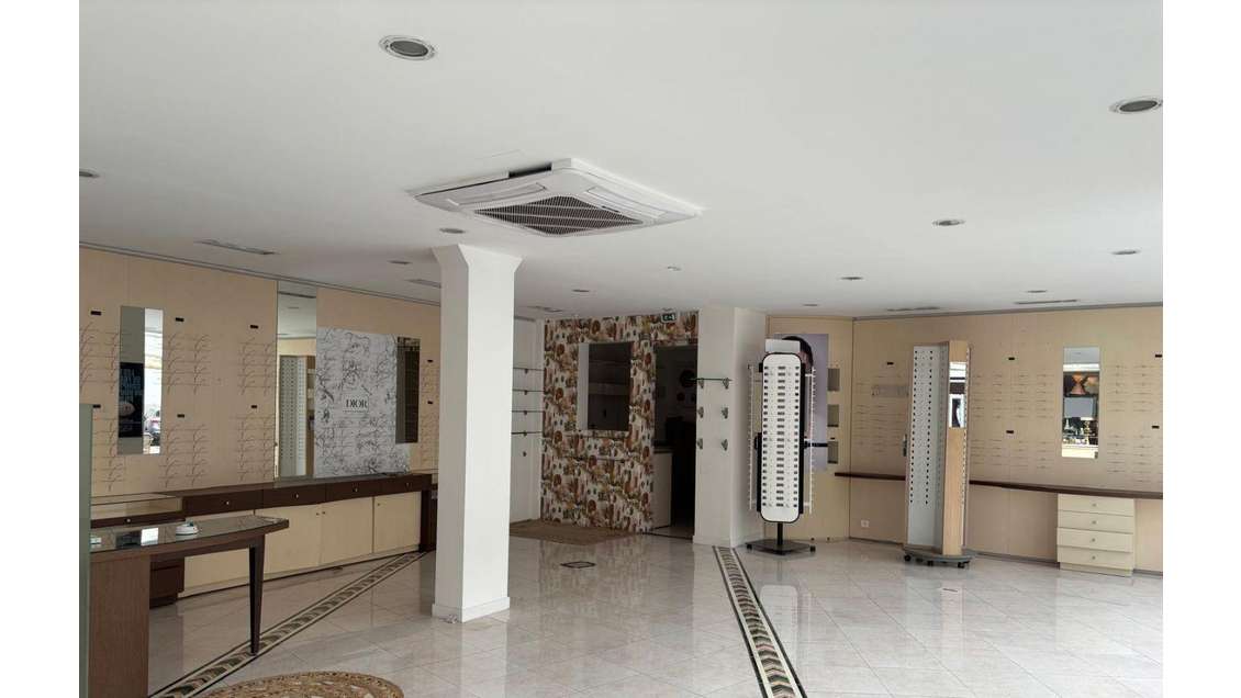 Location local commercial 82m² à Rambouillet 