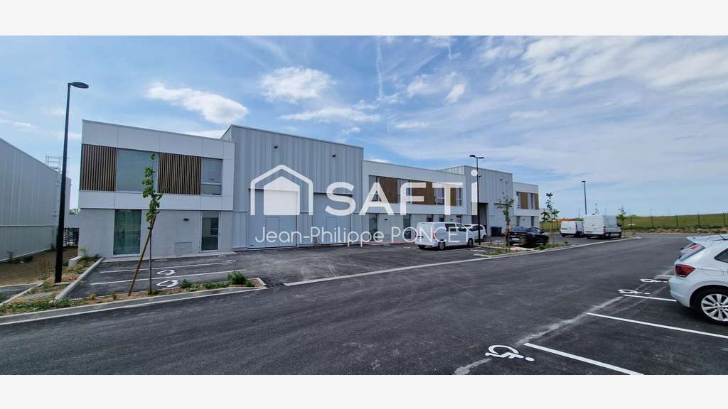Bâtiment avec bureaux et entrepôt à Rang-du-Fliers