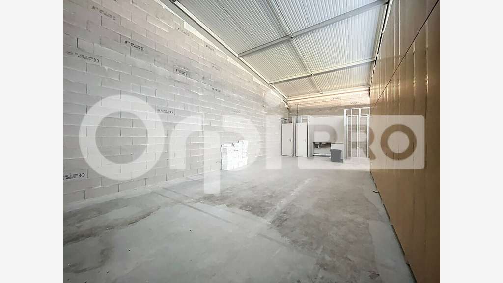 A louer local commercial de 170m² à Rantigny D1016