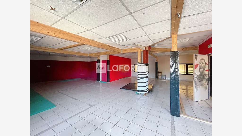 Loue local commercial 1300m² zone cap Nord Redon