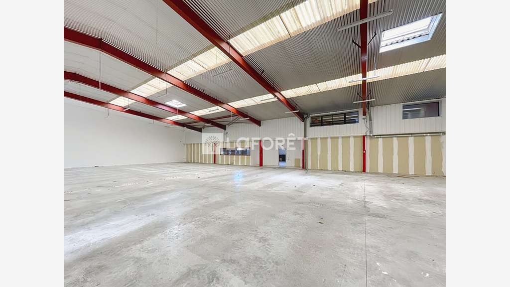 Loue local commercial 1300m² zone cap Nord Redon