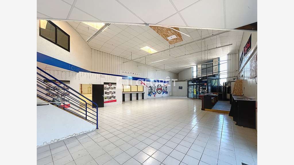 Loue local commercial 1300m² zone cap Nord Redon