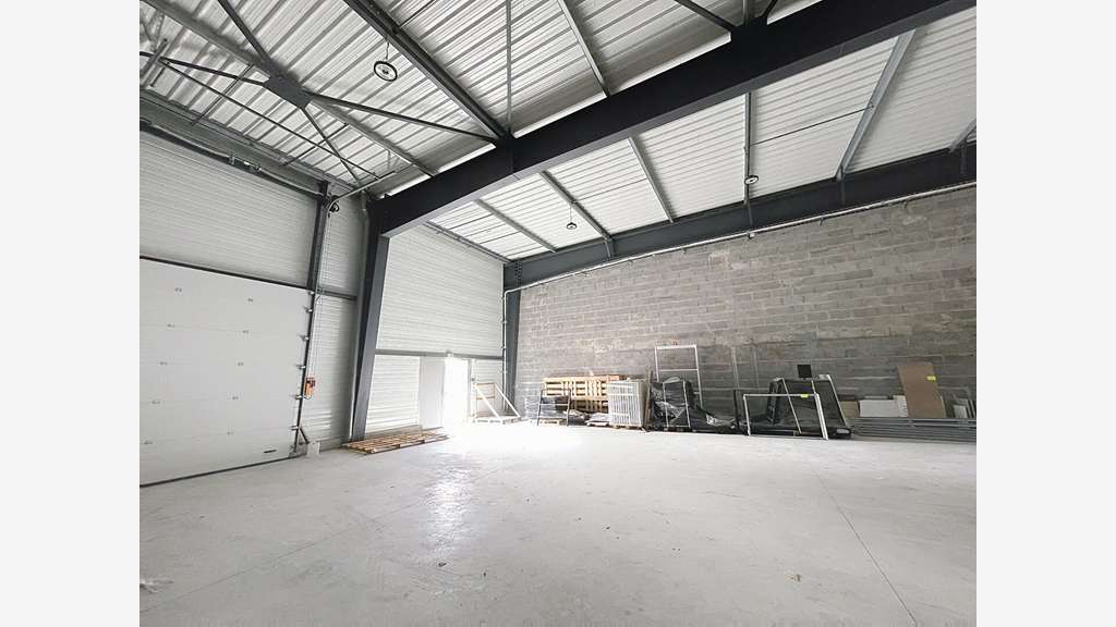 A louer local commercial + entrepôt 365m² à Redon