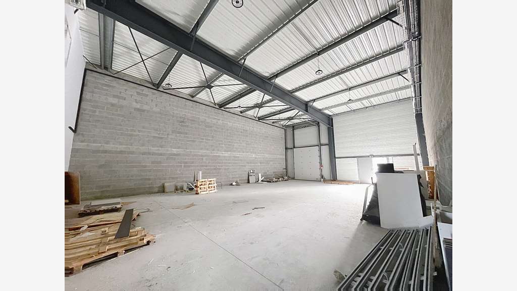A louer local commercial + entrepôt 365m² à Redon