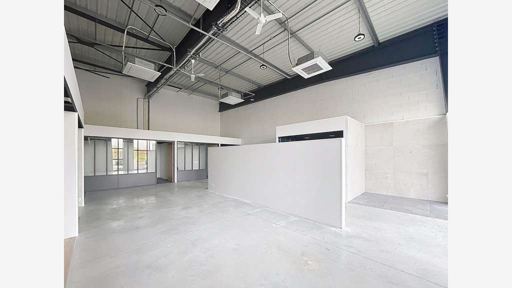 A louer local commercial + entrepôt 365m² à Redon