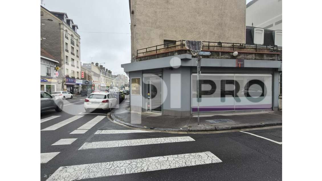 Local 129m² en angle de rue à louer à Reims 