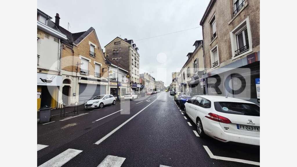 Local 129m² en angle de rue à louer à Reims