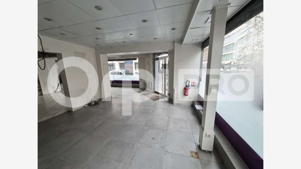 Local 129m² en angle de rue à louer à Reims