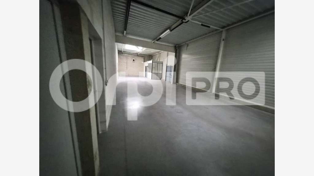 Local 450m² à louer sur axe très passant à Reims