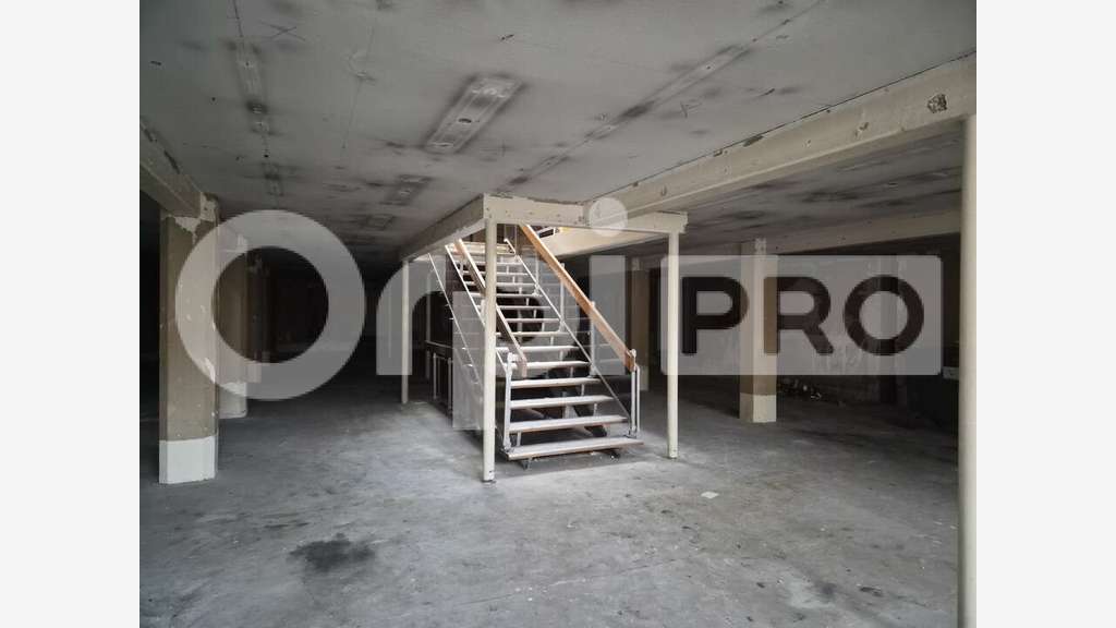 A louer local commercial 640m² Place Royale Reims