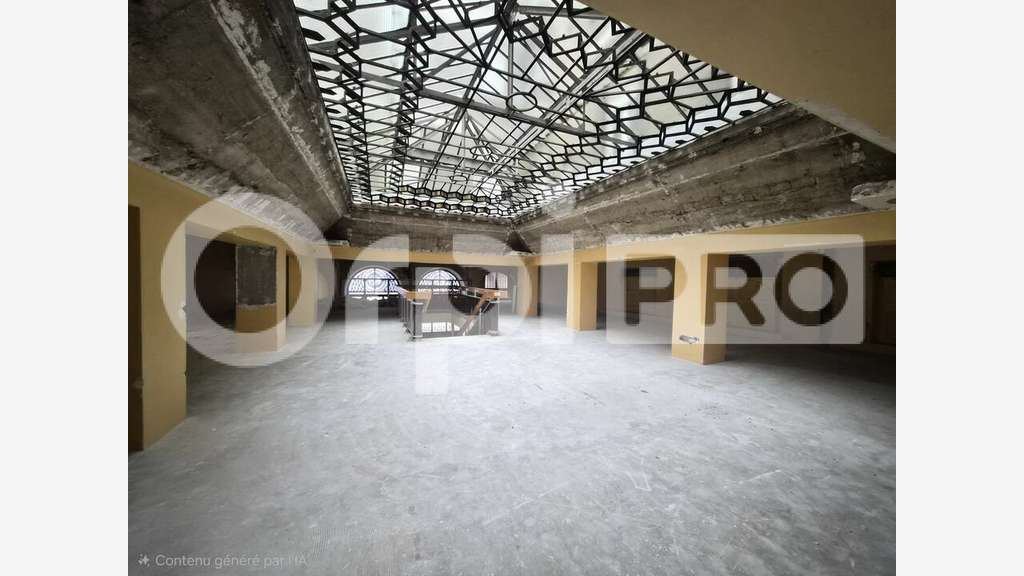 A louer local commercial 640m² Place Royale Reims