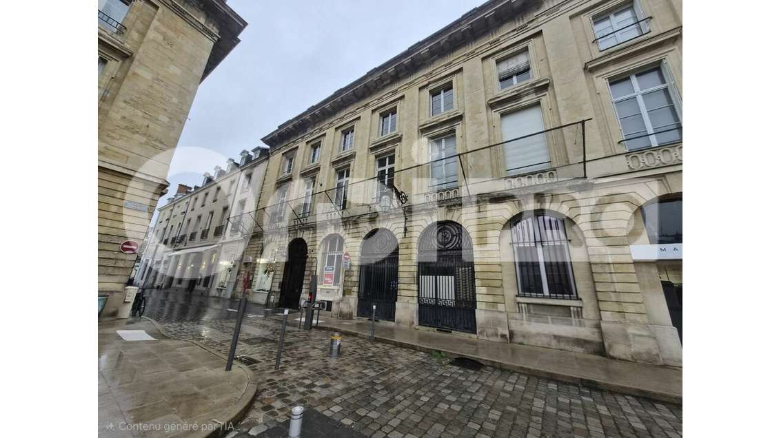 A louer local commercial 640m² Place Royale Reims