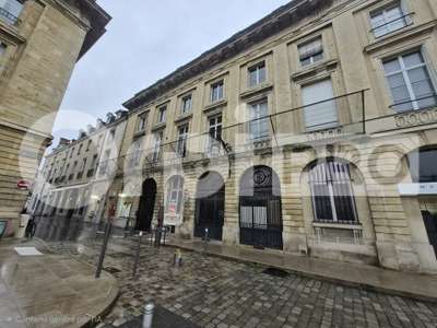 A louer local commercial 640m² Place Royale Reims