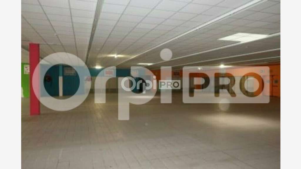 Local commercial 1483m² à louer à Reims