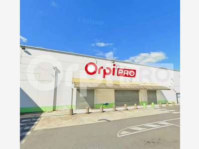 Local commercial 1483m² à louer à Reims