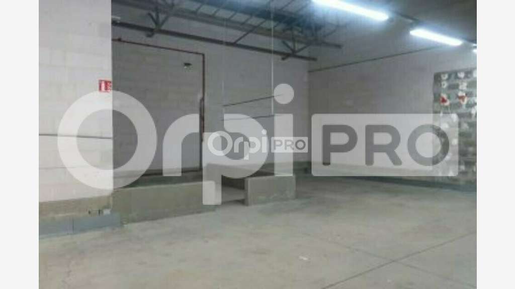 Local commercial 1483m² à louer à Reims