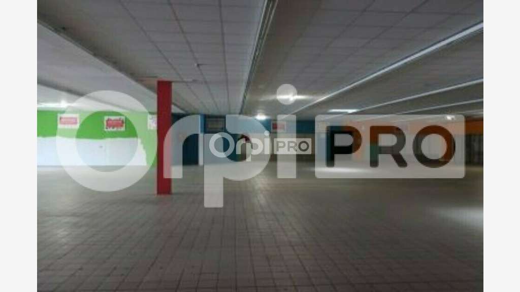 Local commercial 1483m² à louer à Reims