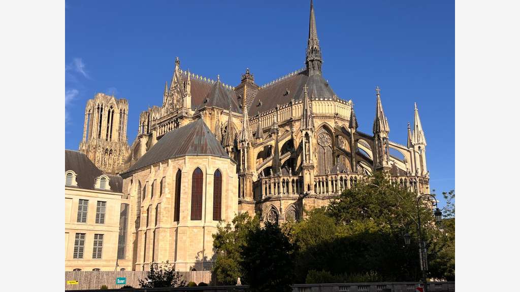 Loue local commercial 90m² Reims face cathédrale