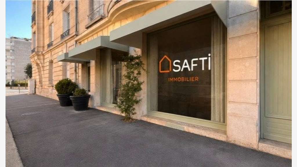 Loue local commercial 90m² Reims face cathédrale