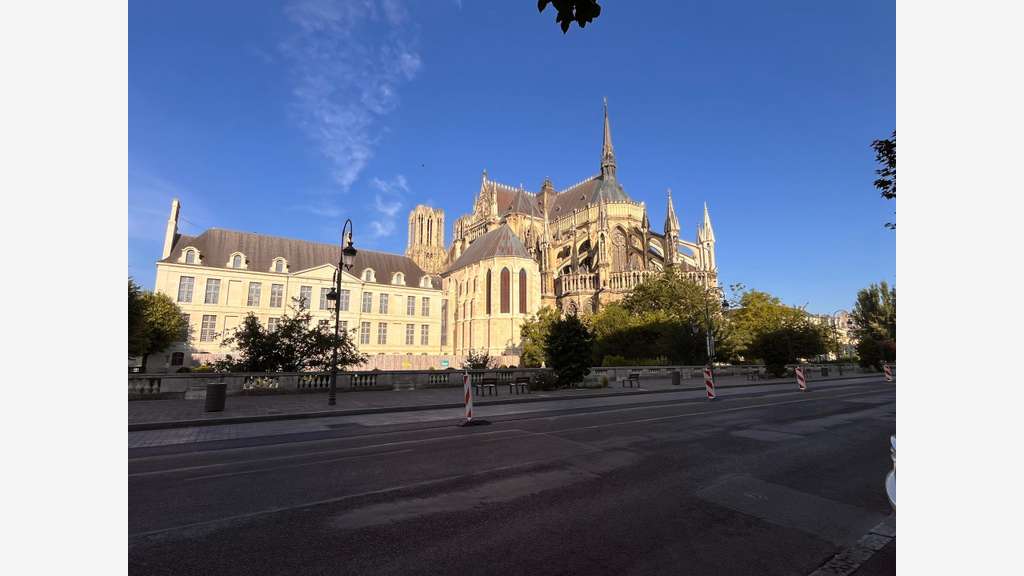 Loue local commercial 90m² Reims face cathédrale