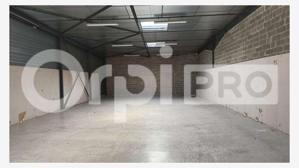 Local commercial 1650m² à louer à Reims périphérie