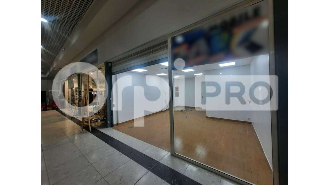 A louer local 37m² en galerie commerciale à Remire