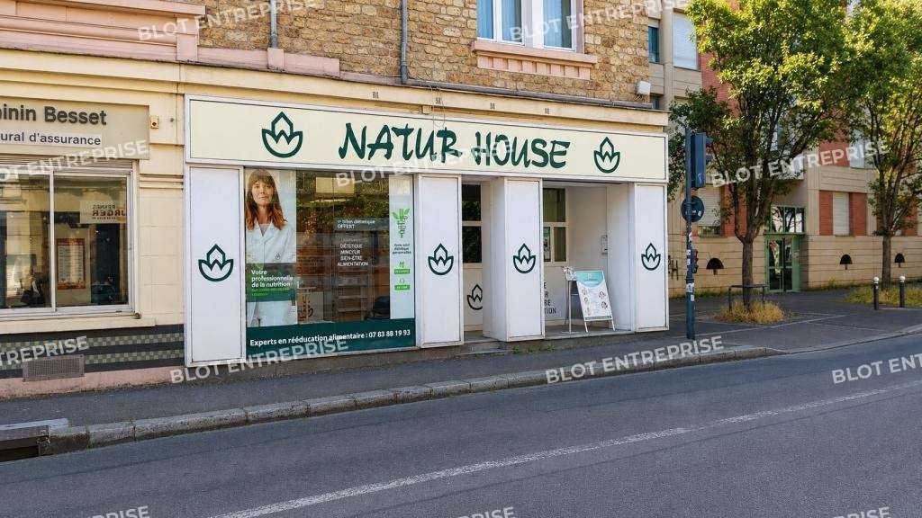 Local avec belle vitrine Rue Guéhenno à Rennes