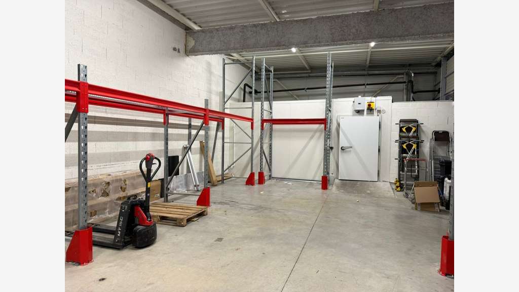 A louer grand local 1237m² proximité Mâcon