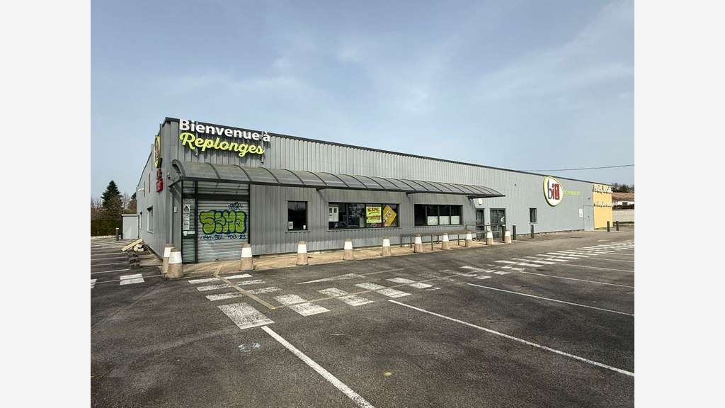 A louer grand local 1237m² proximité Mâcon