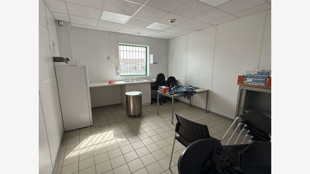 A louer grand local 1237m² proximité Mâcon