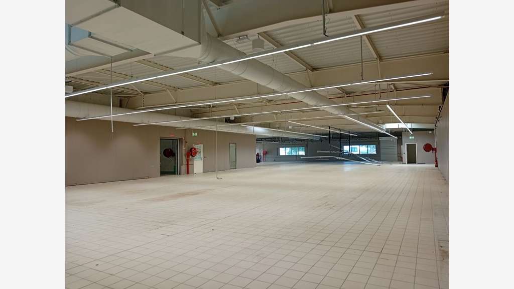 A louer grand local 1237m² proximité Mâcon