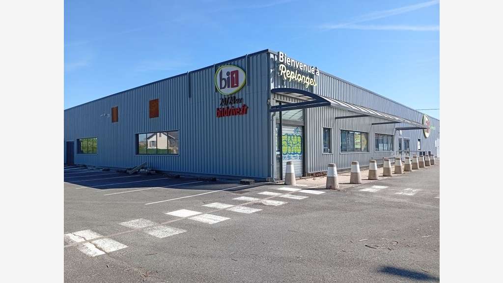 A louer grand local 1237m² proximité Mâcon