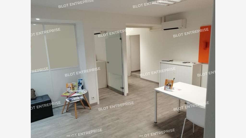 A louer locaux commerciaux 80m² à Rezé