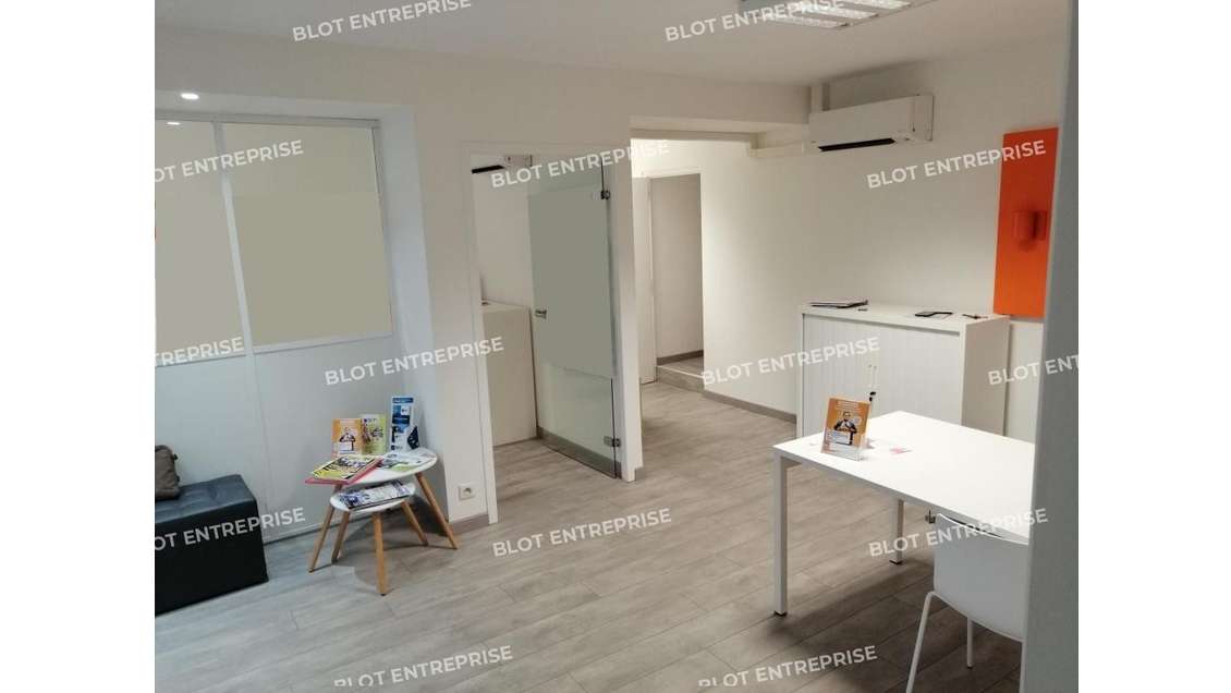 A louer locaux commerciaux 80m² à Rezé