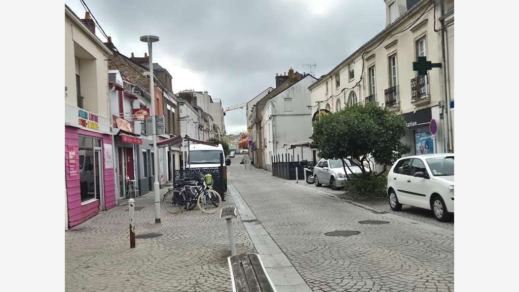 A louer local belle facade sec. commerçant Rezé