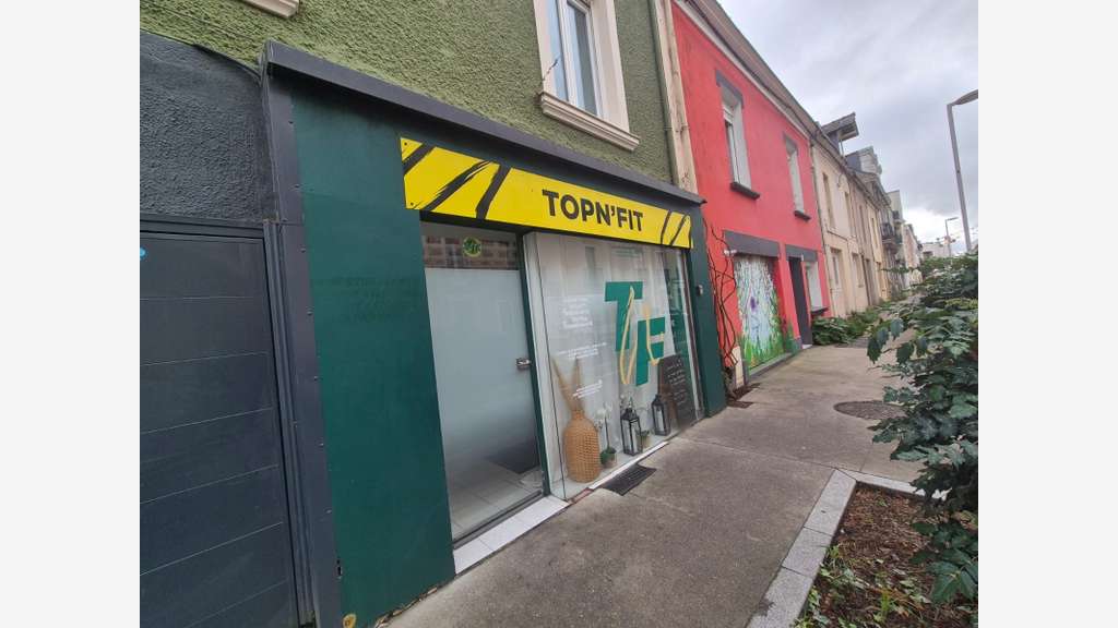 A louer local belle facade sec. commerçant Rezé
