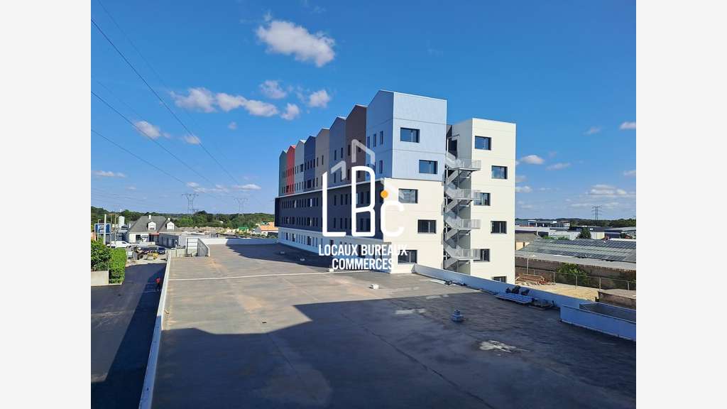 A louer local commercial 320m² en angle PMR à Rezé