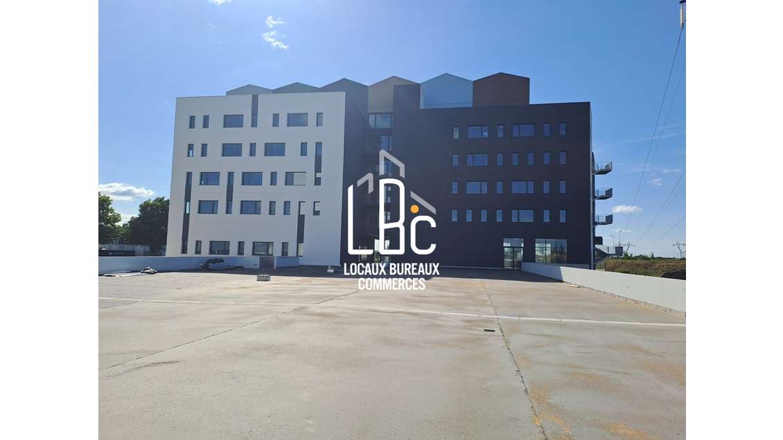 A louer local commercial 320m² en angle PMR à Rezé