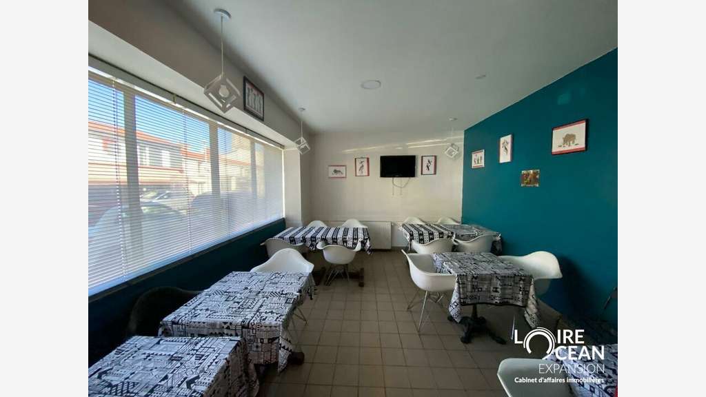 Loue local commercial de 131m² à Rezé axe passant