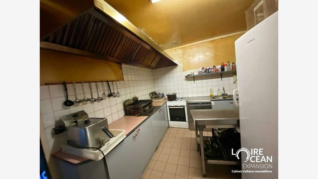 Loue local commercial de 131m² à Rezé axe passant