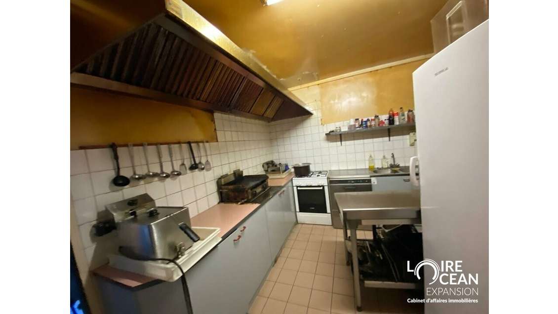 Loue local commercial de 131m² à Rezé axe passant