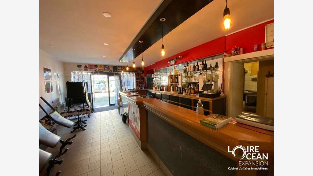 Loue local commercial de 131m² à Rezé axe passant