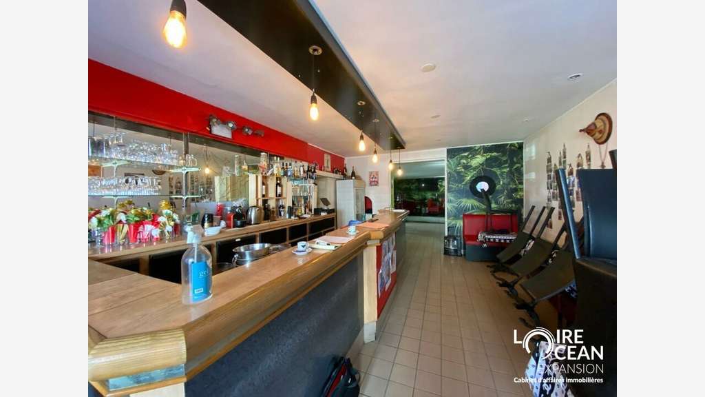 Loue local commercial de 131m² à Rezé axe passant