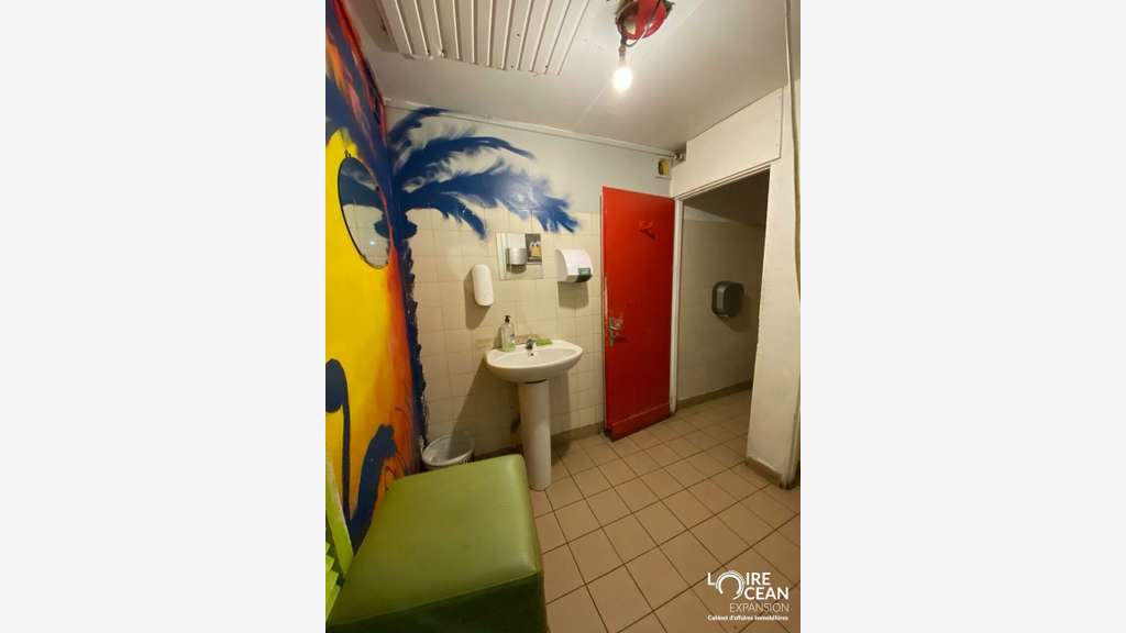 Loue local commercial de 131m² à Rezé axe passant